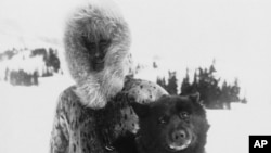 کاسێن و سەگی باڵتۆ ساڵی 1920