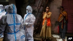 Zdravstveni radnici pregledaju stanovnike Daravija, jednog od najvećih sirotinjskih naselja u Aziji, 3. avgusta 2020. 
