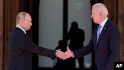 Presiden Joe Biden bertemu dengan Presiden Rusia Vladimir Putin, Rabu 16 Juni 2021, di Jenewa, Swiss. (Foto: AP)