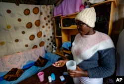 Idah Musimbi, 16, koja se zarazila HIV-om pri rođenju, uzima antiretrovirusne pilule koje je nabavio PEPFAR u Nairobiju, Kenija, 16. avgusta 2023.