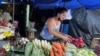 El Salvador es uno de los países de la región más impactados al importar hasta el 80 % de sus alimentos. La inflación y el bajo crecimiento económico golpean a las familias. Las remesas suponen para este país un alivio para salir a flote. (Foto Archivo / VOA)