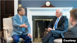 美国副总统彭斯2019年7月在白宫会见黎智英（照片源自副总统彭斯推特账号）