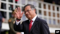 El presidente de Colombia, Gustavo Petro, saluda a los periodistas durante la ceremonia de juramentación de su nuevo jefe de policía, en Bogotá, Colombia, el 19 de agosto de 2022. 