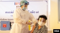 រូបឯកសារ៖ បុគ្គលិកសុខាភិបាលចាក់វ៉ាក់សាំងការពារជំងឺកូវីដ១៩ របស់ក្រុមហ៊ុន AstraZeneca ដល់ក្រុមពលរដ្ឋដែលមានអាយុ ៦០ ឆ្នាំឡើងទៅ នៅមជ្ឈមណ្ឌលការចាក់វ៉ាក់សាំង នៅមន្ទីរពេទ្យបង្អែករាជធានីភ្នំពេញ កាលពីថ្ងៃទី២៣ ខែមីនា ឆ្នាំ២០២១។ (ទុំ ម្លិះ/វីអូអេ)