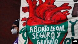 ARCHIVO - Una mujer sostiene una pancarta que dice "Aborto legal, seguro y gratuito" frente al Congreso Nacional en el "Día por la Despenalización del Aborto en América Latina y el Caribe", en la Ciudad de México, el 28 de septiembre de 2020. 