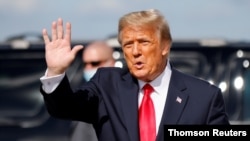 រូបឯកសារ៖ អតីត​ប្រធានាធិបតី​សហរដ្ឋ​អាមេរិក​លោក Donald Trump នៅ​អាកាស​យានដ្ឋាន​អន្តរជាតិ Palm Beach។