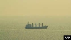 На цій фотографії, зробленій 26 серпня 2023 року, показано балкер «Primus», зареєстрований у Ліберії, який пливе до болгарського чорноморського порту Варна. STRINGER / AFP