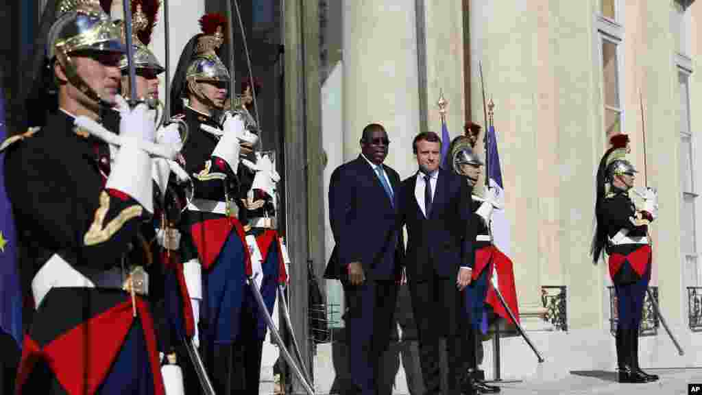 Le président français Emmanuel Macron, et le président sénégalais Macky Sall au palais de l'Élysée à Paris, en France, le 12 juin 2017.