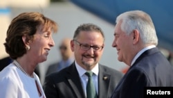 AQSh Davlat kotibi Reks Tillerson Amerikaning Meksikadagi elchisi Roberta Jekobson bilan ko'rishmoqda